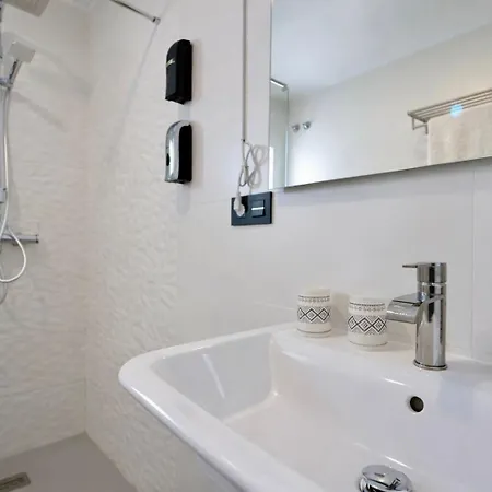 Daire De La Haya, Junto Al Teatro *