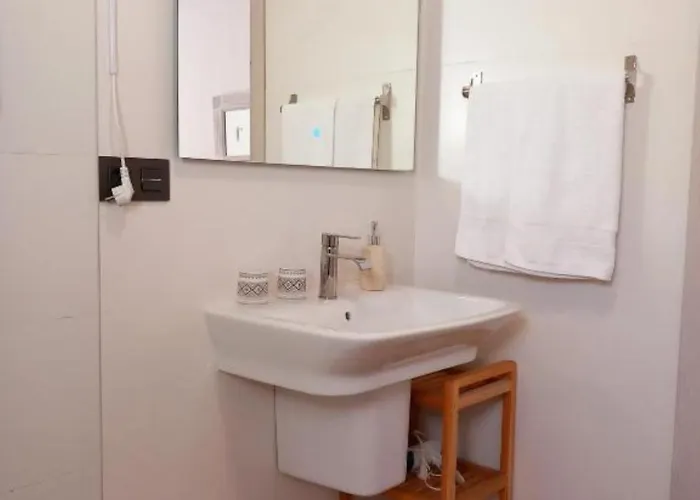 De La Haya, Junto Al Teatro *