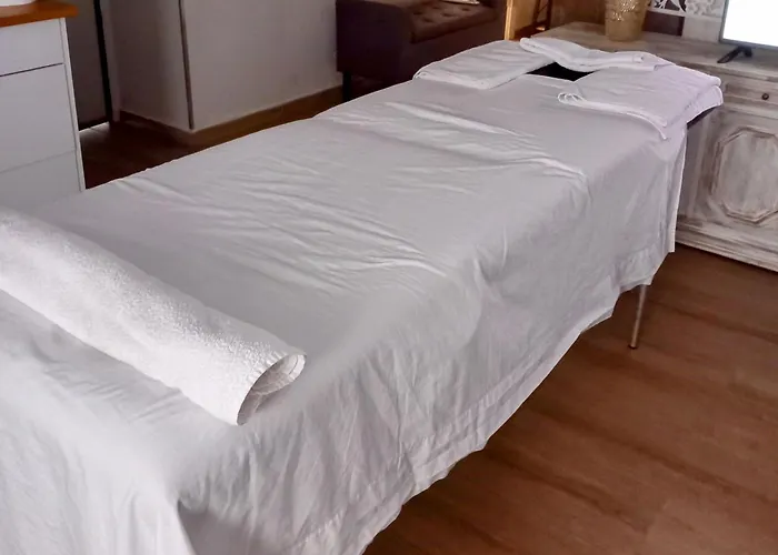 Daire De La Haya, Junto Al Teatro