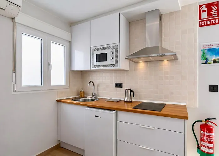 Daire De La Haya, Junto Al Teatro *