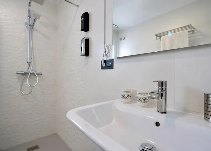 Daire De La Haya, Junto Al Teatro *